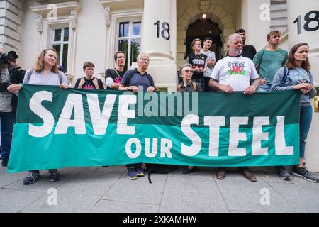 London, Großbritannien. 22. Juli 2024 Protest von Klimagruppen vor dem Stahlhauptsitz der TATA in London zur Unterstützung von Stahlarbeitern. TATA Steel plant, seine Hochöfen im Stahlwerk Port Talbot zu schließen, was zu Massenverlusten führen würde. Quelle: Amer Ghazzal/Alamy Live News Stockfoto