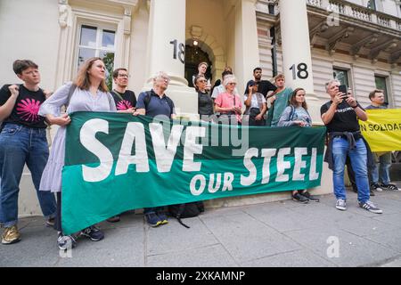 London, Großbritannien. 22. Juli 2024 Protest von Klimagruppen vor dem Stahlhauptsitz der TATA in London zur Unterstützung von Stahlarbeitern. TATA Steel plant, seine Hochöfen im Stahlwerk Port Talbot zu schließen, was zu Massenverlusten führen würde. Quelle: Amer Ghazzal/Alamy Live News Stockfoto