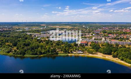 Aufnahmen der Drohne von einem großen, wunderschönen Blick auf Senftenberg, eine Touristenstadt, sonniger Tag. Schönheit der deutschen Natur aus der Luft Stockfoto