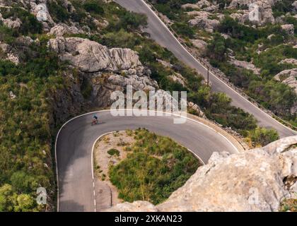 Die berühmte Sa Calobra Straße auf Mallorca, Spanien, ein beliebter Ort für alle Radfahrer. Einsame Biker, Radfahrer oben. Stockfoto