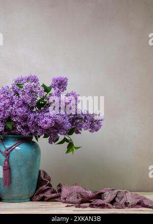 Ein riesiger Fliederstrauß in einer großen Vase, isoliert auf hellem Hintergrund. Stillleben mit Blumen, viel Platz für Text Stockfoto