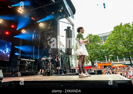 Nemo Sänger, ESC-Star Nemo begeistert die Menge auf dem Heumarkt während des ColognePride 2024 mit zwei mitreißenden Liedern, Köln, Heumarkt, 21.07. *** Nemo-Sänger , ESC-Star Nemo begeistert das Publikum auf der ColognePride 2024 mit zwei mitreißenden Liedern, Köln, Heumarkt, 21 07 Stockfoto