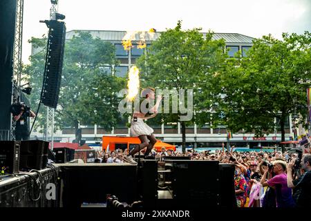 Nemo Sänger, ESC-Star Nemo begeistert die Menge auf dem Heumarkt während des ColognePride 2024 mit zwei mitreißenden Liedern, Köln, Heumarkt, 21.07. *** Nemo-Sänger , ESC-Star Nemo begeistert das Publikum auf der ColognePride 2024 mit zwei mitreißenden Liedern, Köln, Heumarkt, 21 07 Stockfoto