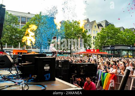 Nemo Sänger, ESC-Star Nemo begeistert die Menge auf dem Heumarkt während des ColognePride 2024 mit zwei mitreißenden Liedern, Köln, Heumarkt, 21.07. *** Nemo-Sänger , ESC-Star Nemo begeistert das Publikum auf der ColognePride 2024 mit zwei mitreißenden Liedern, Köln, Heumarkt, 21 07 Stockfoto