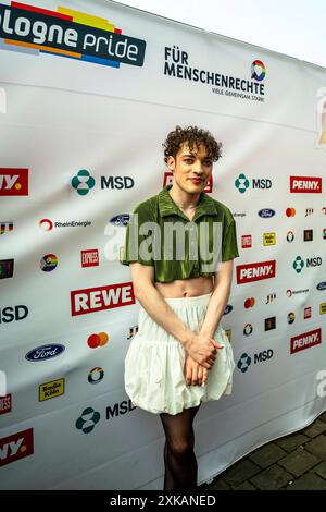 Nemo Sänger, ESC-Star Nemo begeistert die Menge auf dem Heumarkt während des ColognePride 2024 mit zwei mitreißenden Liedern, Köln, Heumarkt, 21.07. *** Nemo-Sänger , ESC-Star Nemo begeistert das Publikum auf der ColognePride 2024 mit zwei mitreißenden Liedern, Köln, Heumarkt, 21 07 Stockfoto