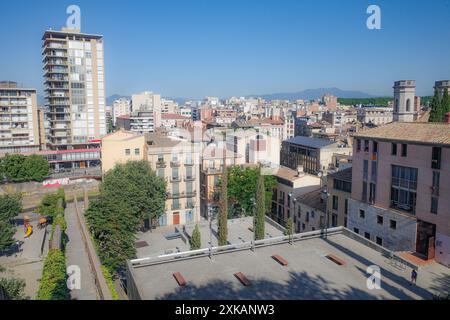 Girona, Spanien - 18. Juli 2024: Blick auf Girona von den alten Stadtmauern Stockfoto