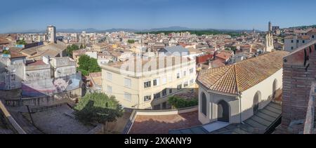 Girona, Spanien - 18. Juli 2024: Blick auf die Kathedrale von Girona von der alten Stadtmauer Stockfoto