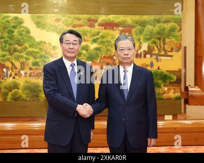 Peking, China. Juli 2024. Zhao Leji, Vorsitzender des Ständigen Ausschusses des Nationalen Volkskongresses, trifft sich am 22. Juli 2024 in Peking, der Hauptstadt Chinas, mit Banri Kaieda, dem stellvertretenden Sprecher des japanischen Repräsentantenhauses. Quelle: Ding Haitao/Xinhua/Alamy Live News Stockfoto