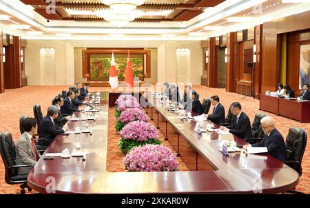 Peking, China. Juli 2024. Zhao Leji, Vorsitzender des Ständigen Ausschusses des Nationalen Volkskongresses, trifft sich am 22. Juli 2024 in Peking, der Hauptstadt Chinas, mit Banri Kaieda, dem stellvertretenden Sprecher des japanischen Repräsentantenhauses. Quelle: Ding Haitao/Xinhua/Alamy Live News Stockfoto