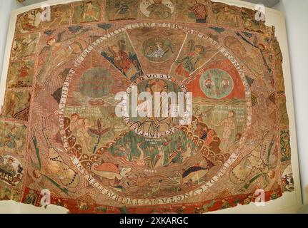 Girona, Spanien - 18. Juli 2024: Detail des Wandteppichs der Schöpfung, Museum der Kathedrale von Girona Stockfoto