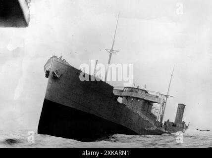 Der Tanker Buccaneer versinkt in der Nordsee, nachdem er von einem deutschen Außenpostschiff bei einem Durchbruchversuch nach England versenkt wurde. [Automatisierte Übersetzung] Stockfoto