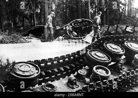 Deutsche Soldaten untersuchen einen russischen Panzer, der von einer Stuka-Bombe getroffen wurde, vermutlich eine kW 1. Foto: Evers. [Automatisierte Übersetzung] Stockfoto