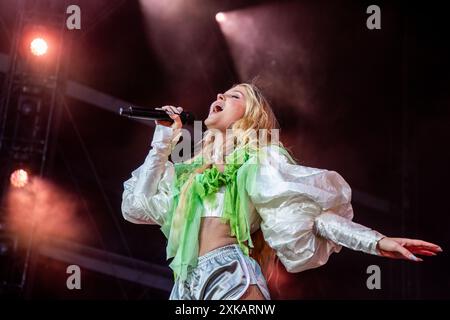 Ostrava, Tschechische Republik. Juli 2024. Die schwedische Sängerin und Songwriterin Zara Larsson tritt am 20. Juli 2024 beim 21. Colours of Ostrava im unteren Teil von Vitkovice, Ostrava, Tschechien auf. Quelle: Vladimir Prycek/CTK Photo/Alamy Live News Stockfoto