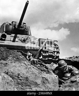 Deutsche Soldaten haben in Woronesch einen abgestürzten russischen kW-1 gegraben. Foto: Moser [automatisierte Übersetzung] Stockfoto