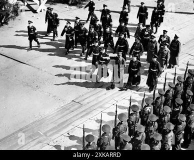 Das deutsche Schlachtschiff Tirpitz: Start in der Kriegsmarinewerft in Wilhelmshaven. Adolf Hitler tritt mit Erich Raeder an der Front der Marineehrenkompanie entlang. [Automatisierte Übersetzung]“ Stockfoto