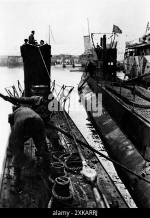 Ein deutsches U-Boot landet von einem rumänischen U-Boot an einer Basis am Schwarzen Meer, an der es während einer Ruhezeit ankerte. Foto: Jank [automatisierte Übersetzung] Stockfoto