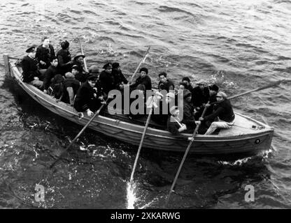 Mitglieder der Crew eines britischen Handelsschiffes warten darauf, in einem Rettungsboot gerettet zu werden. Undatiertes Foto. [Automatisierte Übersetzung] Stockfoto