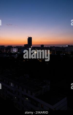 Stadtlandschaft in der Abenddämmerung mit den Twin Towers Casablanca am 7. Oktober 2023. Casablanca, eine sich rasch entwickelnde Stadt, ist die wirtschaftliche Hauptstadt Marokkos Stockfoto