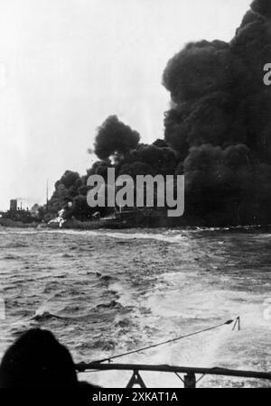 Ein brennender Tanker, fotografiert von Bord des deutschen U-Bootes U 96 (unter dem Kommando von Heinrich Lehmann-Willenbrock), vermutlich während einer feindlichen Reise im April 1941. [Automatisierte Übersetzung] Stockfoto