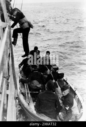 Das Prisenkommando, das ein deutsches Torpedoboot in die Nordsee entsandt hat, besteigt ein neutrales Schiff, um die Ladung nach Schmuggel zu durchsuchen. Foto: Zinnecker [automatisierte Übersetzung] Stockfoto