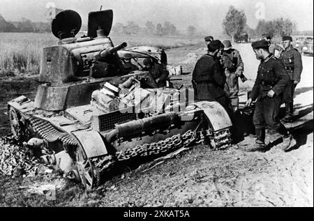 Deutsche Soldaten bei einem abgestürzten russischen BT-Panzer. Foto: Cusisch [automatisierte Übersetzung] Stockfoto