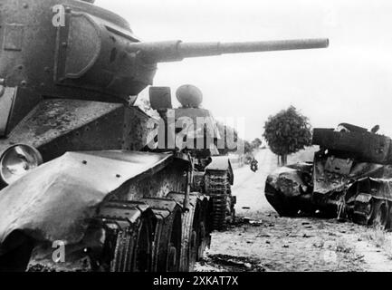 Russische BT-Panzer wurden auf einer Vorfahrstraße niedergeschlagen. Foto: Lessmann [automatisierte Übersetzung] Stockfoto