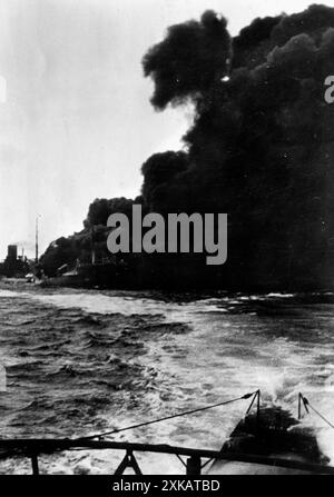 Ein brennender Tanker, fotografiert von Bord des deutschen U-Bootes U 96 (unter dem Kommando von Heinrich Lehmann-Willenbrock), vermutlich während einer feindlichen Reise im April 1941. [Automatisierte Übersetzung] Stockfoto