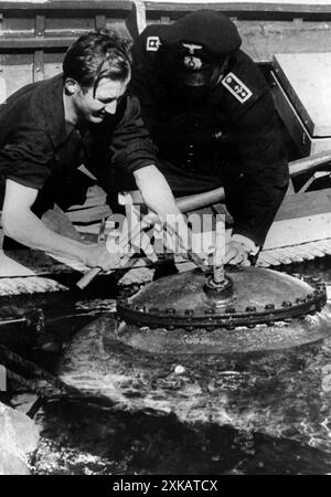 Deutsche Soldaten entschärfen eine Seemine, die vom Ankerseil gelöst wurde. Foto: Schütze [automatisierte Übersetzung] Stockfoto