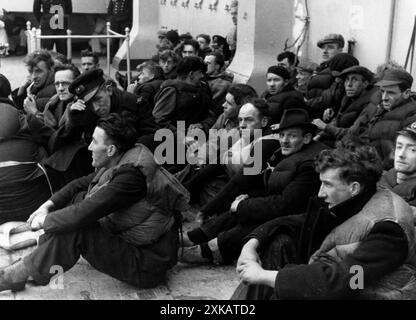 Mitglieder der Besatzung eines versunkenen britischen Tankers an Bord eines deutschen Kreuzers. Undatiertes Foto. [Automatisierte Übersetzung] Stockfoto