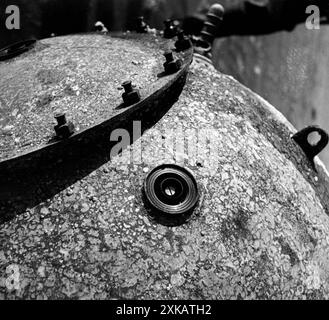 Entschärfung einer Meeresmine, die am Strand angespült wurde: Blick in den Lagerbereich des nicht verschraubten Spikes. [Automatisierte Übersetzung] Stockfoto