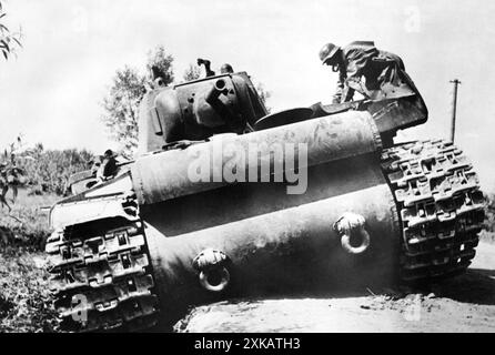 Ein deutscher Soldat untersucht einen russischen kW-1-Panzer auf einer Straße in Litauen. Foto: Zoll [automatisierte Übersetzung] Stockfoto