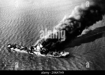 Ein russisches Frachtschiff verbrennt, nachdem es von deutschen Bomben in der Ostsee getroffen wurde. Foto: Große [automatisierte Übersetzung] Stockfoto