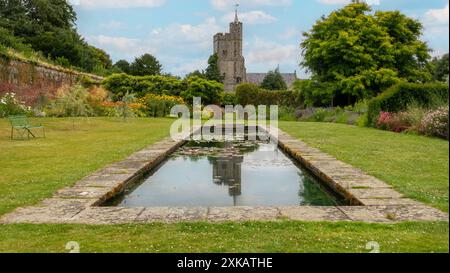 Zierteich, ummauerter Garten, Goodnestone Park Gardens, Kirche des Heiligen Kreuzes, Goodnestone, Kent, England, Stockfoto