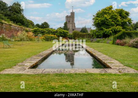 Zierteich, ummauerter Garten, Goodnestone Park Gardens, Kirche des Heiligen Kreuzes, Goodnestone, Kent, England, Stockfoto