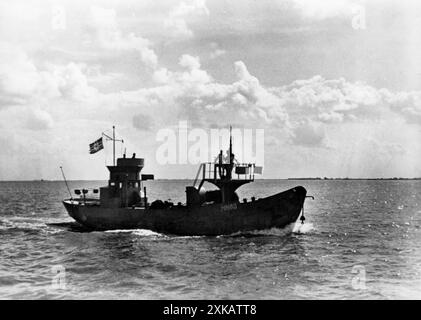 Deutsches Sicherheitsboot auf See, anscheinend ein Fischschneider, der eingezogen wurde. Foto: Wurm. [Automatisierte Übersetzung] Stockfoto