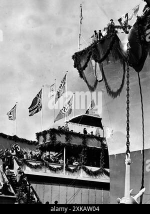 Das deutsche Schlachtschiff Tirpitz: Start in der Kriegsmarinewerft in Wilhelmshaven. Blick auf die Taufkanzel, während Ilsa von Hassel, die Tochter von Großadmiral Tirpitz, das Schiff tauft. [Automatisierte Übersetzung]“ Stockfoto