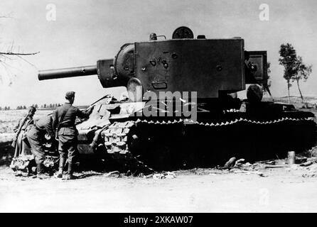 Deutsche Soldaten inspizieren einen abgestürzten kW-2. Foto: Reimers. [Automatisierte Übersetzung] Stockfoto