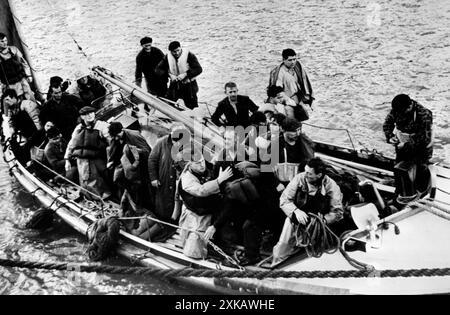 Ein Rettungsboot mit Mitgliedern versunkener Schiffe auf einem deutschen Kriegsschiff. [Automatisierte Übersetzung] Stockfoto