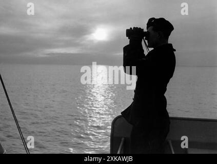 Halten Sie Ausschau an Bord eines Außenpostschiffes. Undatiertes Foto. [Automatisierte Übersetzung] Stockfoto