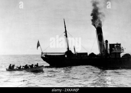 Seeleute eines deutschen Torpedobootes nähern sich einem Frachtschiff einer neutralen Nation in der Nordsee, um es nach Preisen zu suchen. Foto: Zinnecker. [Automatisierte Übersetzung] Stockfoto