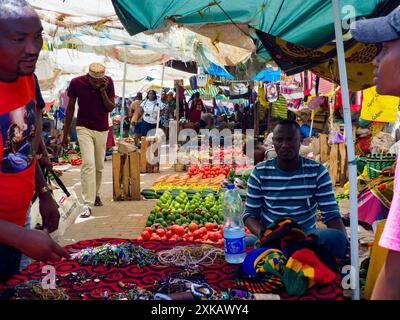 Dar es Salaam, Tansania - Januar 2021: Obstmarkt in Afrika. Stockfoto