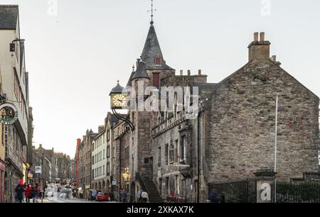 Edinburgh, Schottland - 17. Januar 2024 - der Uhrenturm des berühmten Canongate Tolbooth (die Tolbooth Tavern) ist ein historisches Wahrzeichen auf der Royal Mile im Ol Stockfoto