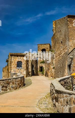 Ein Blick auf das antike mittelalterliche Dorf Celleno, Viterbo, Italien. Geisterstadt mit Häusern in Ruinen, verlassenen und unbewohnten Häusern. Die Burgmauern und Stockfoto