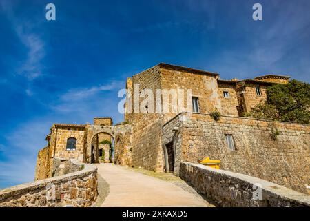 Ein Blick auf das antike mittelalterliche Dorf Celleno, Viterbo, Italien. Geisterstadt mit Häusern in Ruinen, verlassenen und unbewohnten Häusern. Die Burgmauern und Stockfoto