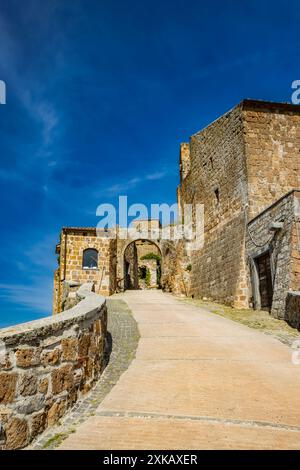 Ein Blick auf das antike mittelalterliche Dorf Celleno, Viterbo, Italien. Geisterstadt mit Häusern in Ruinen, verlassenen und unbewohnten Häusern. Die Burgmauern und Stockfoto