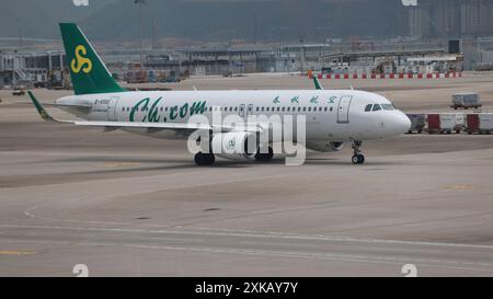 Hongkong 29. April 2023: Spring Airlines als Low Coast Airline, Ankunft am internationalen Flughafen hongkong Stockfoto