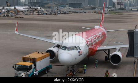 Hongkong 29. April 2023: airasia Airline als Low Coast airline, Ankunft am internationalen Flughafen hongkong Stockfoto