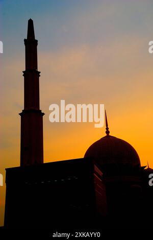 Teilweise Blick auf die Putra-Moschee, ist die wichtigste Moschee von Putrajaya, Malaysia, am Putra Square und neben dem künstlich geschaffenen Putrajaya-See Stockfoto