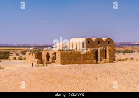 Qasr Al-Amra, Umayyaden Wüstenburg Hamam Badehaus, 720er-740er Jahre CE, Jordanien. Arabischer Mann in Keffiyeh vorne Stockfoto