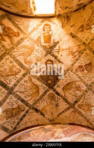 Freskenfiguren an den Wänden von Qasr Al-Amra, Hamam-Badehaus der Wüste Umayyaden, 720er-740er Jahre CE, Jordanien. Stockfoto